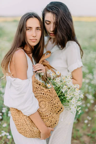 Due Giovani Ragazze Brune Insolite Abiti Bianchi Stanno Piedi Posano — Foto Stock