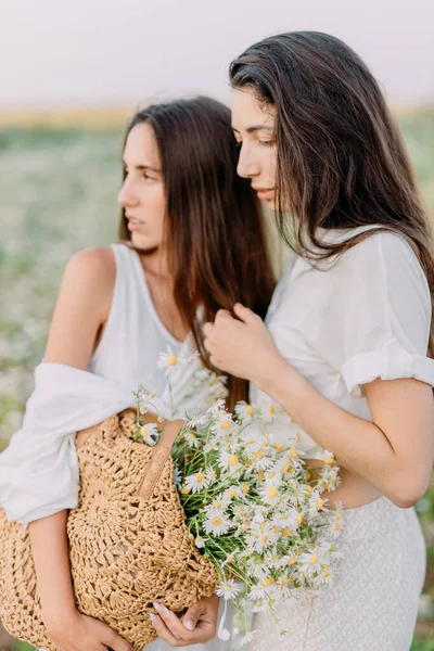 Due Giovani Ragazze Brune Insolite Abiti Bianchi Stanno Piedi Posano — Foto Stock