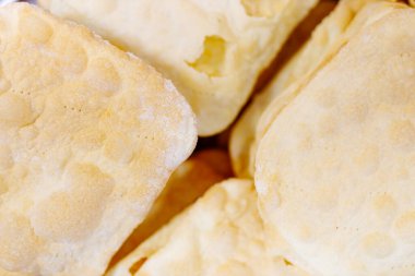 Pasta yapmak için hamur katmanları. İnce hamuru çıtır çıtır..