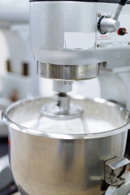 Pasta toptancısı fabrika işçisi dev mikserde hamur işi yapıyor.