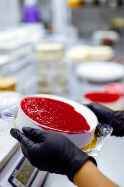 Pasta şefi meyveli pastaya bir kat daha ekliyor..