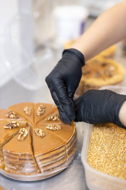 Pasta şefi fındıkla süsleyip cevizlerle süslüyor..