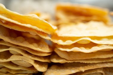 Pasta yapmak için hamur katmanları. İnce hamuru çıtır çıtır..