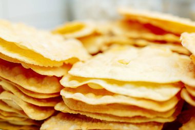 Pasta yapmak için hamur katmanları. İnce hamuru çıtır çıtır..