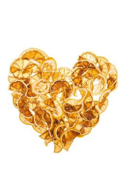 Beyaz arka planda kalp şeklinde kurutulmuş limon dilimleri.