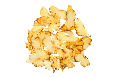 Şeffaf beyaz bir zemin üzerine kurumuş ananas dilimleri serpiştirilmiş sağlıklı yiyecek ve atıştırmalıklar. Organik Meyve Cipsleri