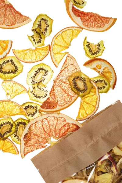 Fruchtchips Papier Auf Einem Transparenten Weißen Hintergrund Aus Papierverpackungen Verschüttet — Stockfoto