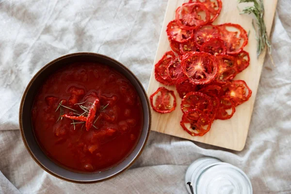 桌上放着用晒干的西红柿装饰的番茄酱汤 番茄菜 从上面看 图库图片