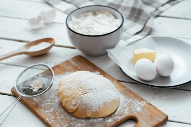 Taze hamur pişmeye hazır.