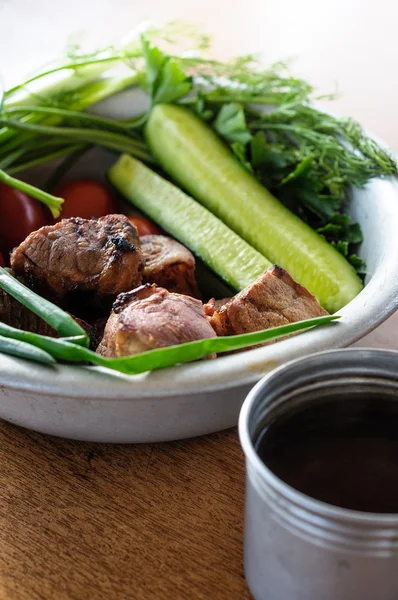 Rántott hús zöldek és a zöldségek — Stock Fotó
