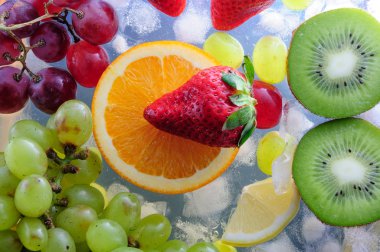 buz üzerinde sulu meyveler