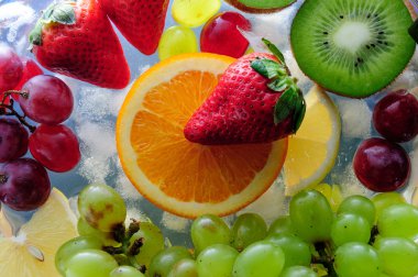 buz üzerinde sulu meyveler