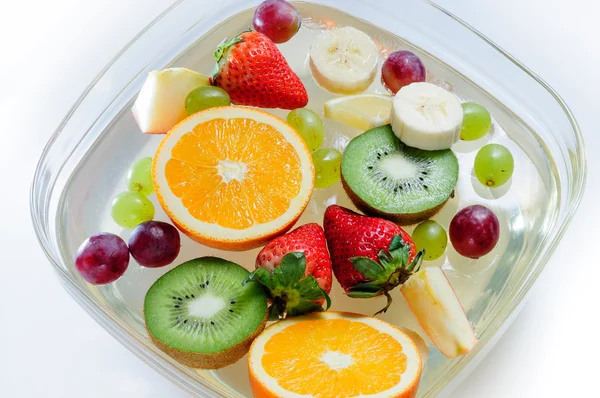 Soczyste owoce w płycie z lodu — Zdjęcie stockowe