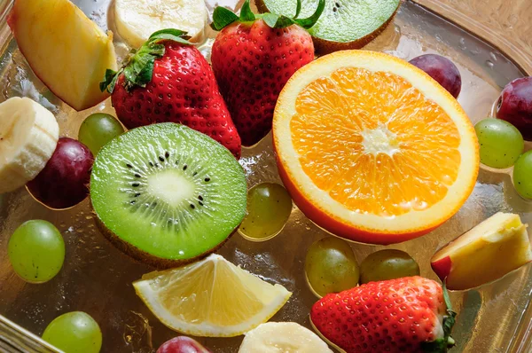Frutas jugosas en un plato con hielo — Foto de Stock