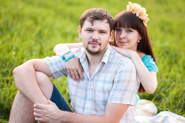 Junge Familie über die Natur — Stockfoto