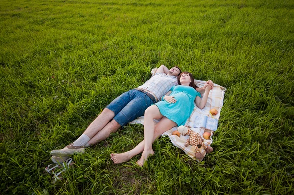 Giovane famiglia sulla natura — Foto Stock