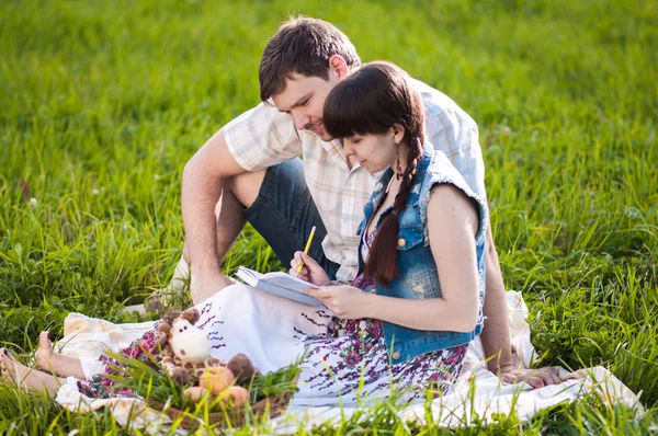 Junge Familie über die Natur — Stockfoto