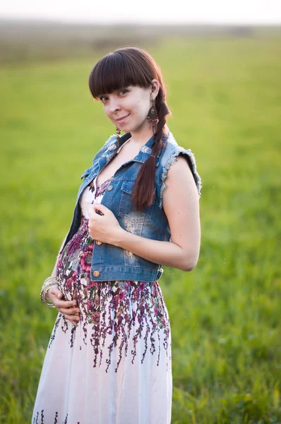 Schwangere auf dem Feld — Stockfoto