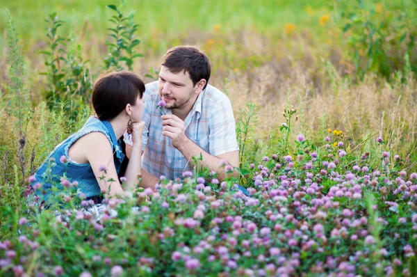 Giovane famiglia sulla natura — Foto Stock