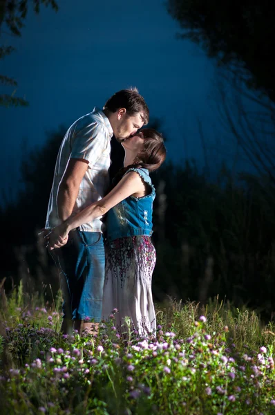 Junge Familie über die Natur — Stockfoto