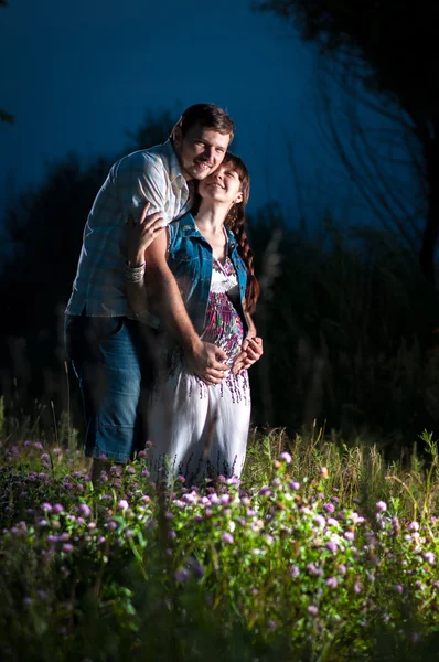 Giovane famiglia sulla natura — Foto Stock