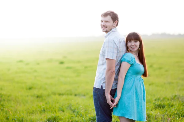 Junge Familie über die Natur — Stockfoto