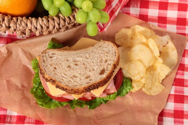 Cesto da picnic prosciutto e formaggio sandwich vista dall'alto — Foto Stock