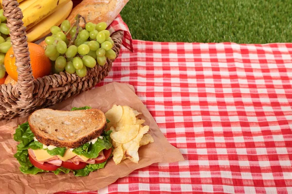 Piknik kosár pirított sonka és sajt szendvicset, másol hely — Stock Fotó