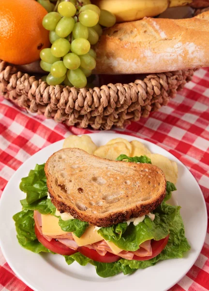 Piknik kosár pirított sonka és sajt szendvicset, felülnézet — Stock Fotó