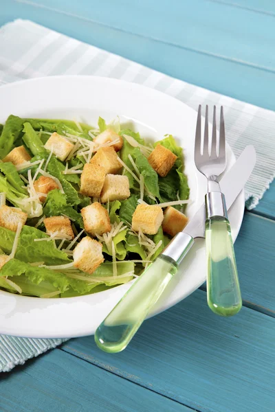 Table de pique-nique de salade César d'été — Photo