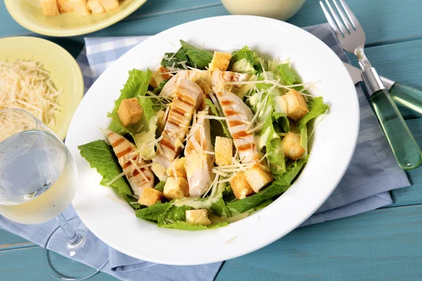 Table de pique-nique de salade césar de poulet d'été — Photo