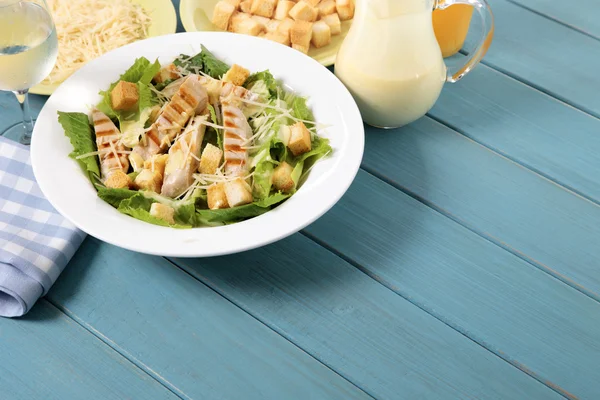 Table de pique-nique de salade césar de poulet d'été — Photo