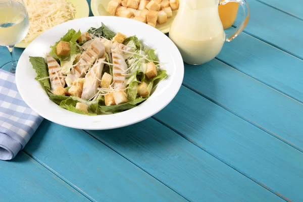 Salade de cèdre sur la table de pique-nique — Photo