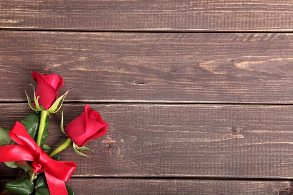Valentinstag Hintergrund von roten Rosen auf Holz. Platz für Kopien. — Stockfoto