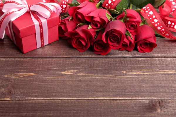 San Valentino sfondo della confezione regalo e rose rosse su legno. Spazio per — Foto Stock