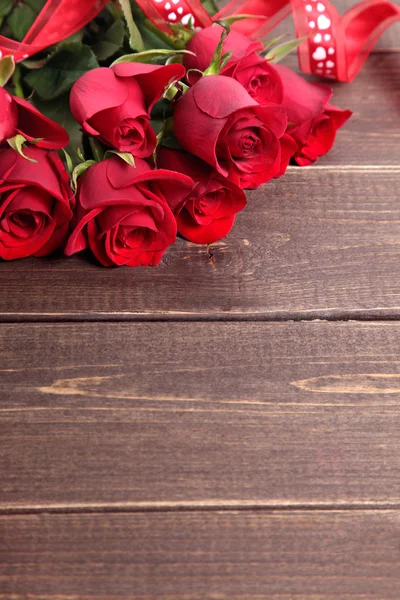 Fondo de San Valentín de rosas rojas y cinta en madera. Espacio para —  Fotos de Stock