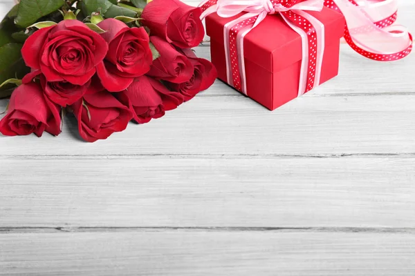 Φόντο ημέρα του Αγίου Βαλεντίνου δώρο κουτί και κόκκινο τριαντάφυλλων στο λευκό ξύλο. SP — Φωτογραφία Αρχείου