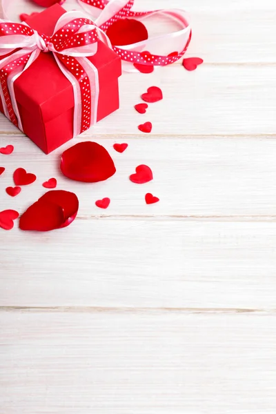 Fondo de San Valentín de caja de regalo y pétalos de rosa en madera blanca . — Foto de Stock