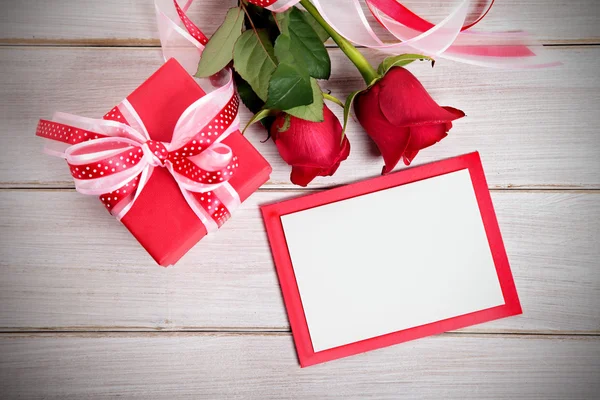 Fondo de San Valentín de caja de regalo, dos rosas rojas y tarjeta en blanco w — Foto de Stock