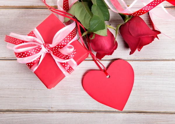 Tło valentine pudełko, dwie róże i czerwony prezent tag na — Zdjęcie stockowe