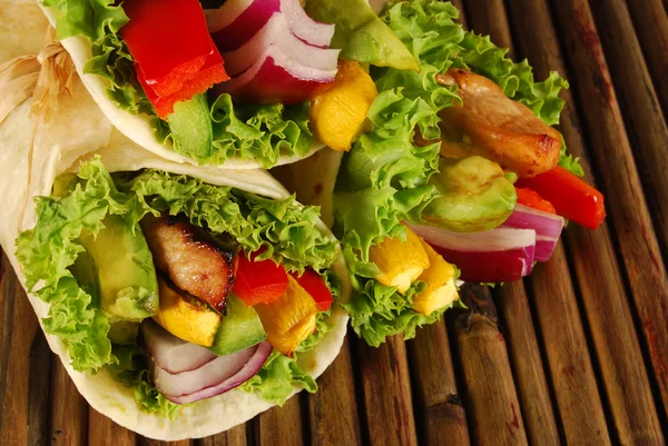 Mehrere Hähnchen-Wrap-Sandwiches auf Matte — Stockfoto