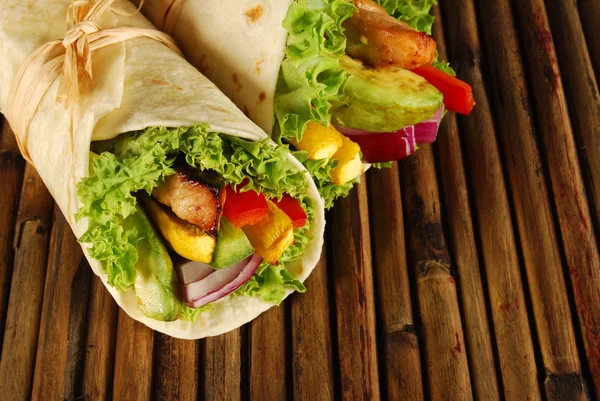 Mariniertes Huhn mit Avocado-Wrap-Sandwiches auf Holzgewebematte — Stockfoto