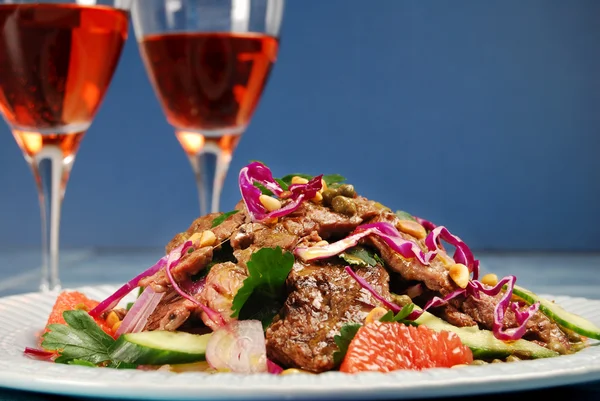 Салат с жареным стейком и вино — стоковое фото