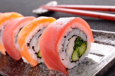 Somon ve ton balığı suşi roll