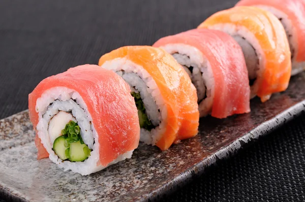 Salmon & tuna sushi roll — Stock Photo, Image