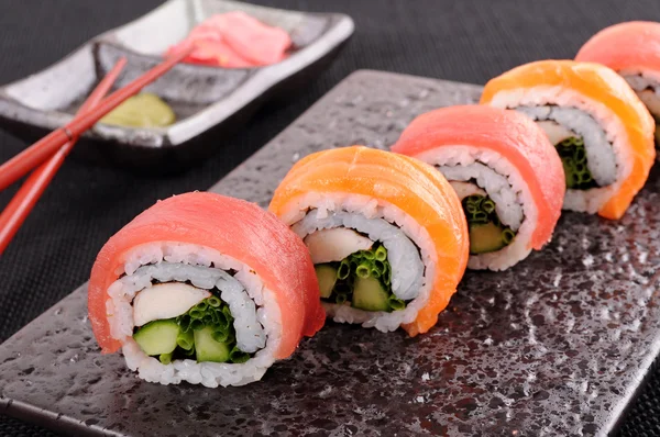 Salmon & tuna sushi roll — Stock Photo, Image