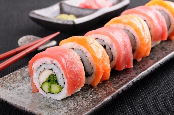 Rolo de sushi de salmão e atum — Fotografia de Stock