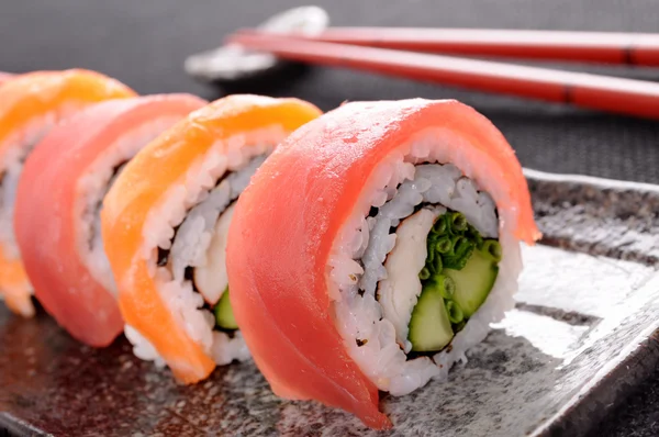 Salmon & tuna sushi roll — Stock Photo, Image