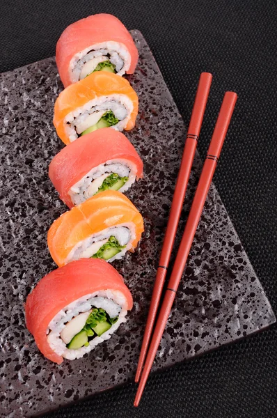 Rolo de sushi de salmão e atum — Fotografia de Stock