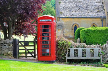 Telefon kulübesi ve tezgah Cotswolds İngilizce kırsal kesimde